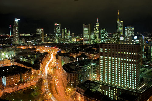 Die Skyline von Frankfurt am Main bei Nacht