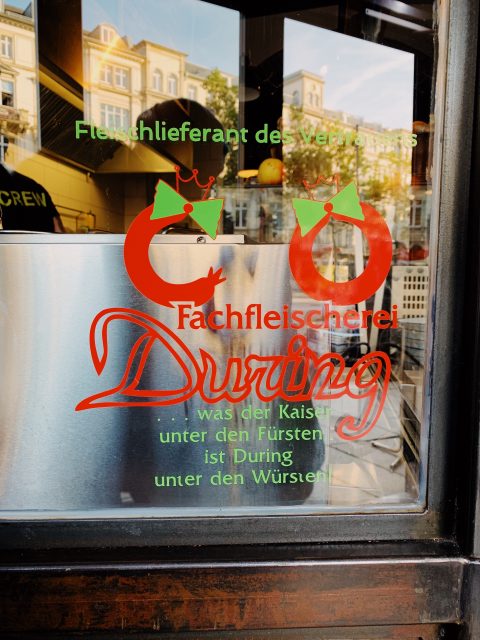 Es folgt sogleich ein schlimmer Reim auf Fleisch