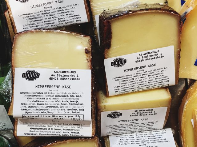 Viertel vor Erdbeerkäse